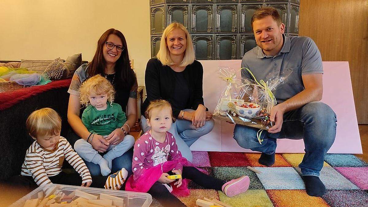 Besuch aus Oberlienz: Tagesmutter Rainer Monika mit ihren Tageskindern, Sabine Weiler (Mitte), Bürgermeister Markus Stotter (rechts) 