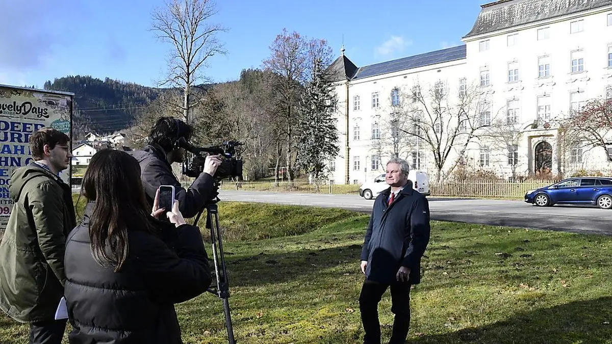 Bürgermeister Christian Sander bei den Dreharbeiten vor dem Asylquartier