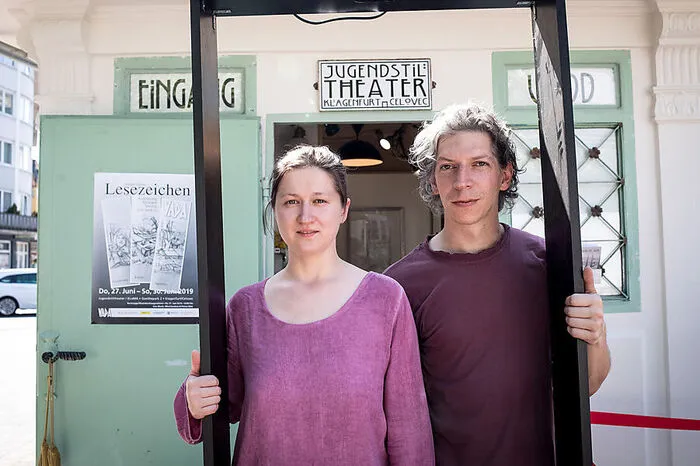 Anerkennungspreis (5000 Euro): Sie bespielen Kleinkunstbühnen ebenso wie Trambahnwaggons, Dorfgasthäuser oder das Jugendstiltheater in Klagenfurter Goethepark: Der Verein „Vada. Verein zur Anregung des dramatischen Appetits“ wurde 2005 unter anderem vom Klagenfurter Felix Strasser (39) gegründet, seit 2007 gehört dem Verein auch Yulia Strasser Izmaylova als Obfrau an. Mittlerweile hat man rund 50 Produktionen auf die Beine gestellt und Initiativen wie „Theater für den Herrgottswinkel“ (Privataufführungen mit Hauszustellung) ins Leben gerufen.