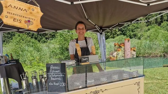 Eine junge Frau hinter einem Eisstand