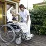 pflegepersonal,pfleger,altenpfleger,rollstuhl,pflege,wohnen,geriatrie,pflegeheim,alt,altern,überalterung,senioren,gesundheit