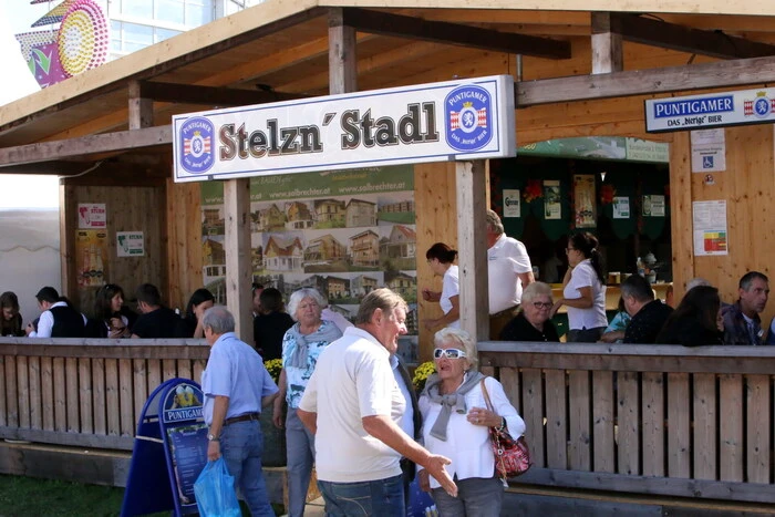 Stelzen-Liebhaber kommen im „Stelzen-Stadl“ voll auf ihre Kosten.