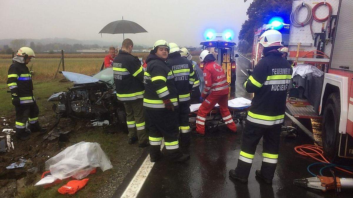 Die Fahrzeuglenkerin wurde von der Feuerwehr geborgen