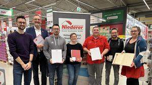 Die AK Burgenland ehrte zwei langjährige Mitarbeiter bei Niederer in Jennersdorf: Christina Rabl (M) und Manfred Jost (2. v. r.)