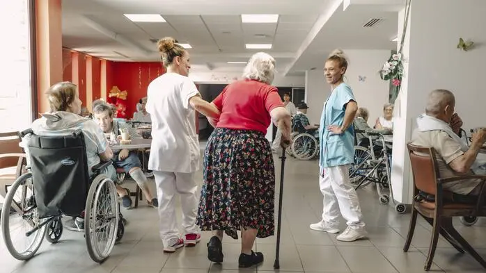 Pflegekräfte mit einer alten Frau