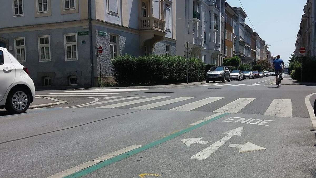 Wer hat an dieser ungeregelten Kreuzung Vorrang? Die Markierung Radweg-Ende hebt die sonst gültige Rechtsregel auf