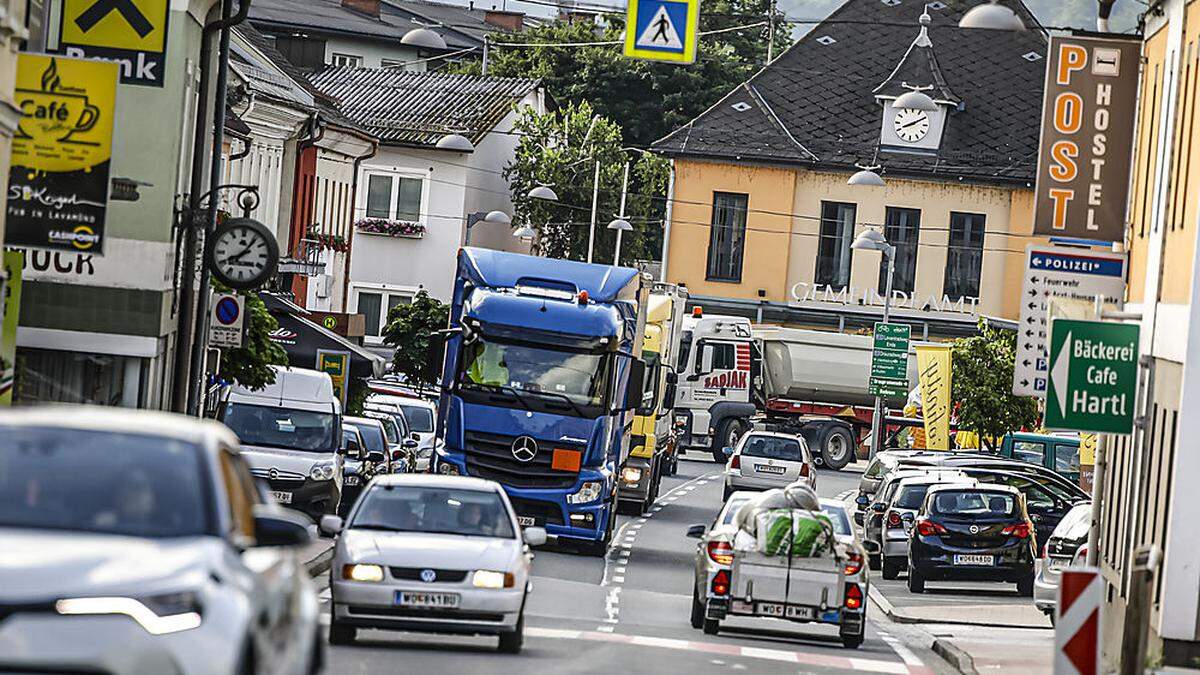 Seit Jahren wird der Ortskern von Lavamünd vom Verkehr regelrecht überschwemmt. Straßen führen von hier aus in Richtung Bleiburg und weiter nach Slowenien, nach Ruden, St. Paul und auf die Soboth	