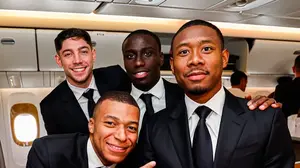 Strahlende Gesichter: David Alaba mit seinen Teamkollegen Federico Valverde, Kylian Mbappe und Ferland Mendy (von links) auf dem Weg nach Saudi-Arabien | Strahlende Gesichter: David Alaba mit seinen Teamkollegen Federico Valverde, Kylian Mbappe und Ferland Mendy (von links) auf dem Weg nach Saudi-Arabien