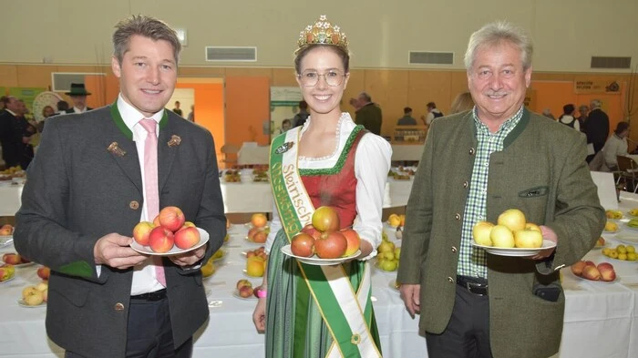 Ein echter Publikumsmagnet war am Sonntag (24. Oktober) das Streuobstfest in der Thomas-Schroll-Halle in Neumarkt. Im Bild: Neumarkts Bürgermeister Josef Maier, Mostkönigin Hanna I. und Mühlens Ortschef Herbert Grießer. 