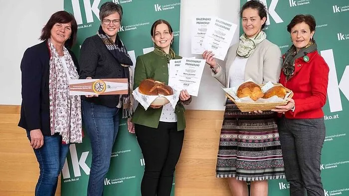 Vizepräsidentin Maria Pein (r.), Verkostungschefin Eva Lipp (l.) und Landesbäuerin Viktoria Brandner (2.v.l.) gratulieren den Goldenen: Martina Schneller (3.v.l.) und Eva-Maria Görgl (2.v.r.)