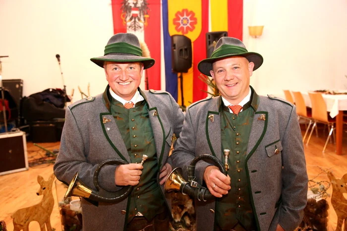 Obmann Edwin Lassernig und Hornmeister Gernot Kainbacher (von links) konnten anlässlich der rauschenden Ballnacht am Samstagabend zahlreiche Gäste aus nah und fern willkommen heißen. 
