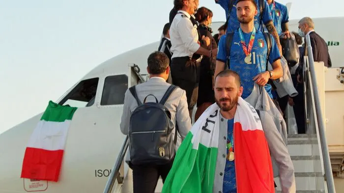 Die italienische Nationalmannschaft kam in den frühen Morgenstunden am römischen Flughafen Fiumicino aus London an.