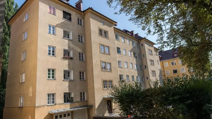 Vom Sonnenfelsplatz durch die Schubertstraße Richtung Hilmteich: ein massiver Wohnungsblock, er wirkt irgendwie kasernenartig, auf der rechten Seite ist der Einstieg in diese Nobelstraße.