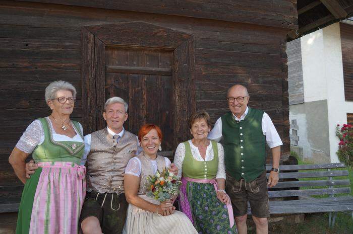 Helmut und Birgit Bergner (zweiter und dritte von links) bei der standesamtlichen Hochzeit