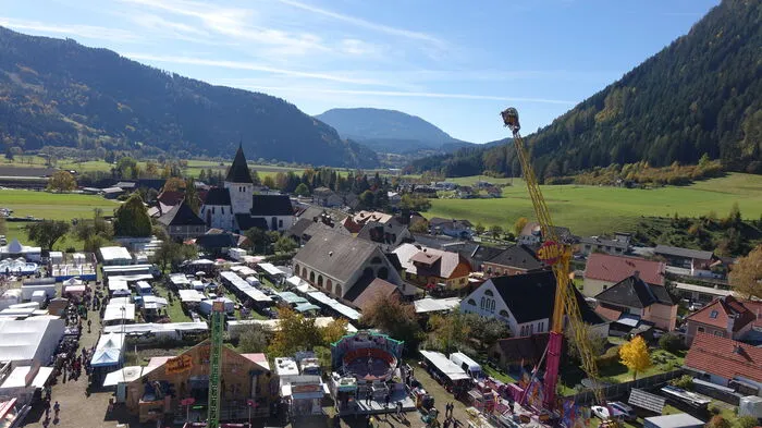 Bei wolkenlosem Himmel und spätsommerlichen Temperaturen wurde am Samstag der 481. Maxlaun-Markt in Niederwölz feierlich eröffnet.