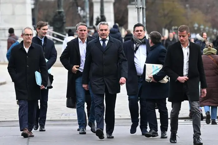 Lange folgte ihm die Partei, doch war letztlich mancher Landesorganisation sowie dem Wirtschaftsflügel das eigene Hemd dann doch näher als die von Nehammer ausgerufene Moral.