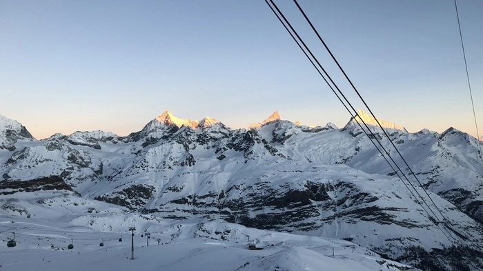 Manchmal, da zahlt es sich wirklich aus, früh aufzustehen: Wenn man als "First Tracker" als Erster über die unberührten Pisten von Zermatt kurven darf, zum Beispiel.