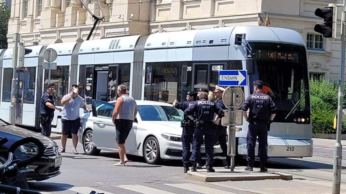 Auto gegen Straßenbahn: Unfall am Kaiser-Josef-Platz