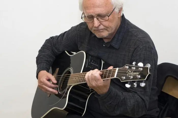 Franz Klammer war ein stiller Typ und nutzte das Malen als Rückzugsort. Igo Huber, Peter Klammers Schwager, untermalte die Eröffnung musikalisch mit zwei Stücken auf der Gitarre.