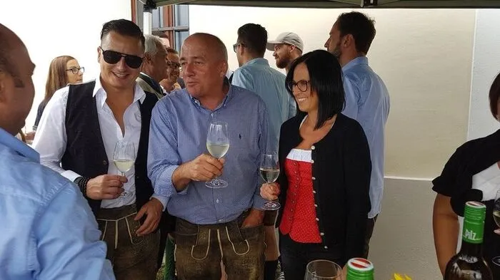 Viele glaubten erst, ein Double von Andreas Gabalier sei aufgetaucht, als dieser sich plötzlich beim Kapellenfest in Gschmaier (Gemeinde Gersdorf) unter die Gäste mischte.