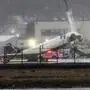Die stark beschädigte CRJ-900-Maschine der Air Canada nach der Kollision mit einem Feuerwehrfahrzeug der Hafenbehörde auf dem Flughafen LaGuardia in New York