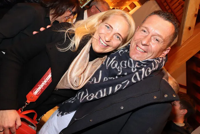 Gesehen wurden bei der Premiere: Rudolf „Rudi“ Strablegg mit Gattin Daniela Strablegg (Hotel Kornnock), Robert Maierbrugger (GF-Nockbauern Feldkirchen), Melanie Payer (Schlagerstar), Peter Payr (Unternehmer), Marcel Krassnitzer (Obmann) und Katharina Stich (Mädlleiterin) beide LJ-Steuerberg und Bruno Stampfer (BH-Feldkirchen).