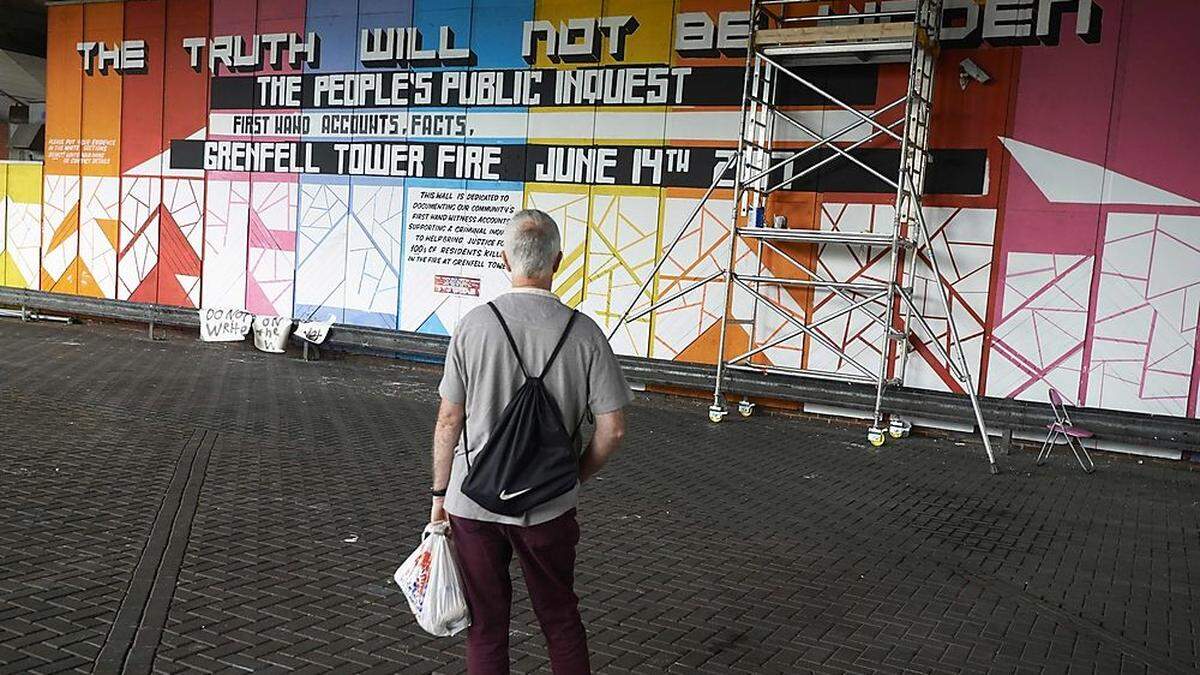 Gedenkwand für die Opfer der Brandkatastrophe an der Westway Verbindungsrampe in London 