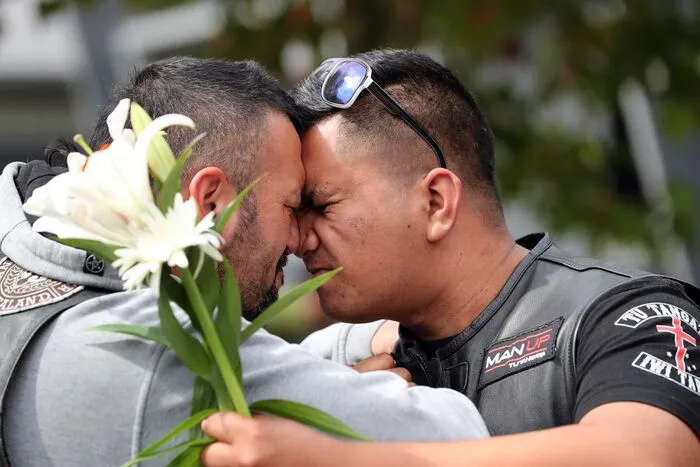 Die legendäre neuseeländische Rugby-Nationalmannschaft hat den Familien und Freunden der Opfer ihr Unterstützung versprochen. Via Twitter hieß es: "Bleibt stark. Kia Kaha." Kia Kaha bedeutet in der Sprache der Maori, der Ureinwohner Neuseelands, in etwa: Seid stark. Die All Blacks, wie sie wegen ihrer schwarzen Trikots heißen, gehören seit Jahrzehnten zu den besten Rugby-Nationalmannschaften der Welt.
