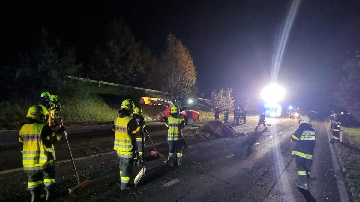 Die Feuerwehr beseitigte das Getreide von der Fahrbahn