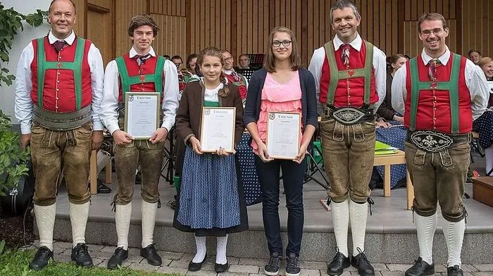 Obmann Hans Duregger, Julian Moser, Lea Ortner, Anna Obrist, Jugend- referent Andreas Leiter und Kapellmeister Helmut Oberdorfer