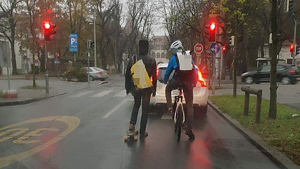 Neulich beim Grazer Stadtpark: ein Skateboarder in der Fahrbahnmitte
