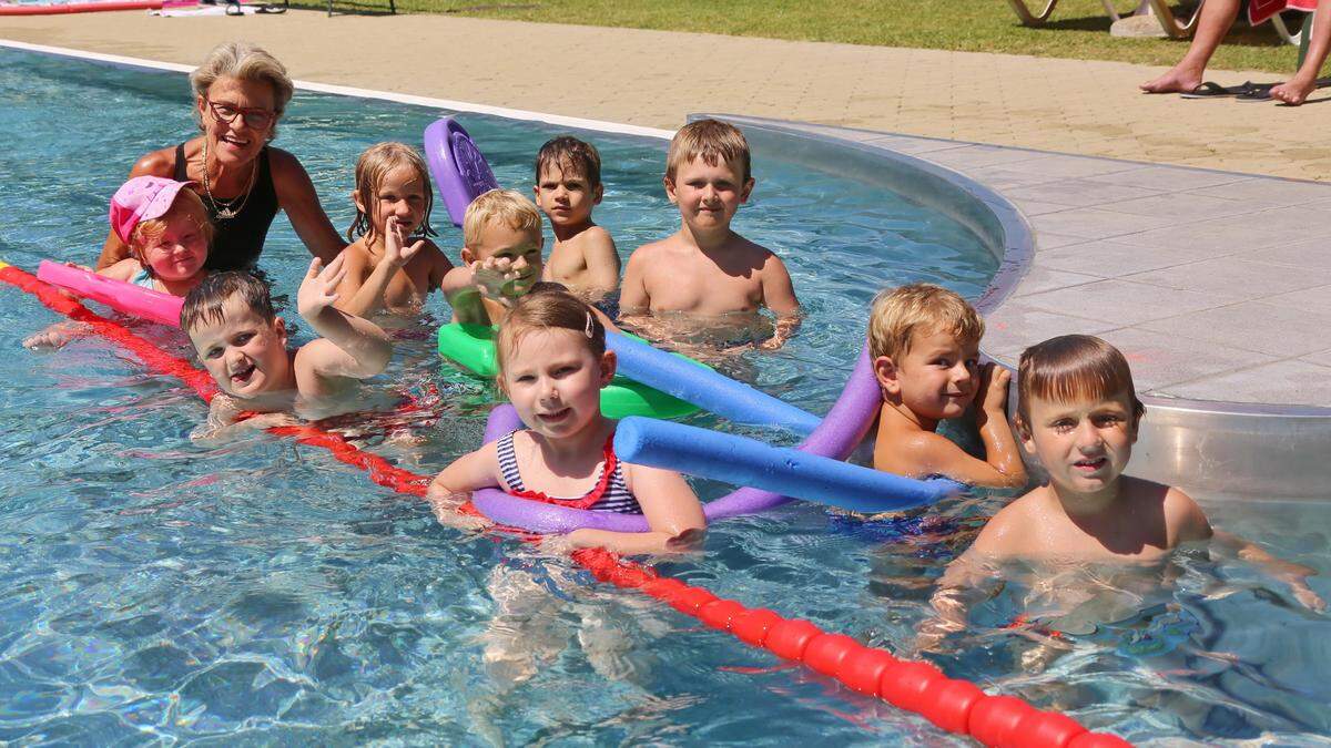 Renate Schachner mit ihrem Schwimmschülerinnen und -schülern im Freibad in Mureck