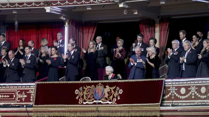 Bei den Fans der britischen Royals dürften die Alarmglocken schrillen: Seit langem wieder ist die Familie wieder gemeinsam in der Öffentlichkeit aufgetreten. Der Auftritt beim Remembrance Festival in der Royal Albert Hall, bei dem das Gedenken an Angehörige der britischen Streitkräfte im Mittelpunkt steht, sorgt für Spekulationen. Denn Harry und Meghan sitzen nicht einmal direkt in der Loge der Queen.
