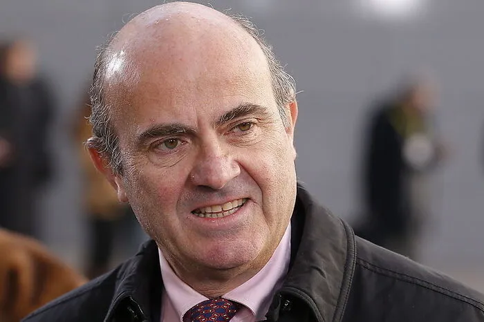 Gute Chancen auf den Posten hat auch Spaniens Finanzminister Luis de Guindos. Er hat bereits mehrfach versucht, den Posten als Euro-Gruppen-Chef zu erlangen. Er gilt als strenger Anhänger der Euro-Stabilitätsstruktur. Allerdings läuft es in Spanien derzeit nicht wirklich rund. Das Defizit ist weiterhin sehr hoch.