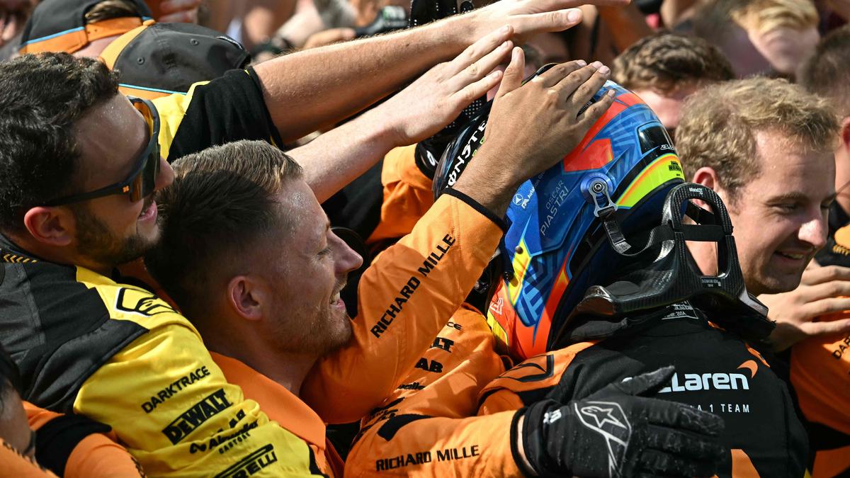 Oscar Piastri wurde von seinem McLaren-Team gefeiert