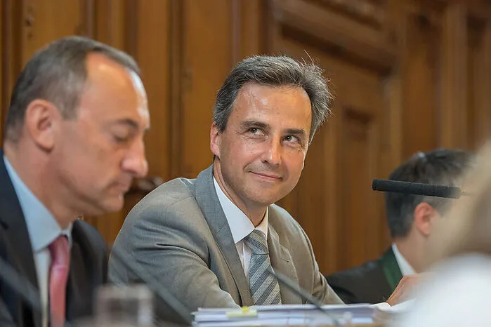 Grundsätzlich strahlt Nagl Ruhe und Kompetenz aus, kann aber sofort in den giftigen Angriffsmodus wechseln - vor allem, wenn es gegen die neue Hauptfeindin Nummer eins geht, gegen Elke Kahr und ihre KPÖ. (2/4)