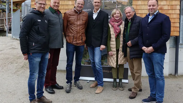 Sie feierten gemeinsam Eröffnung: Peter Weichbold (Galsterbergbahn), Christoph Eisinger (Ski Amade), Geoeg Bliem (Planai), Manfred Engelhardt (Rittisberg), Matthias Moosleitner (Bergbahnen Filzmoos) mit Gattin und Daniel Berchthaller (Reiteralm)