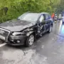 Bei regennasser Fahrbahn brach der Anhänger eines Lkw aus und traf einen vorbeifahrenden Audi