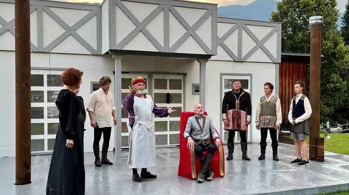 "Theater im Mittelpunkt" zeigt am 14., 21. und 22. Juli (Regenersatztermin 23. Juli) die Komödie "Die unglaubliche Tragödie von Richard III.". Hier die Anfangsszene bei einer Probe.