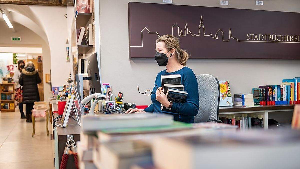 Beate Feichter und ihr Team liefern Bücher und Medien vor die Türe