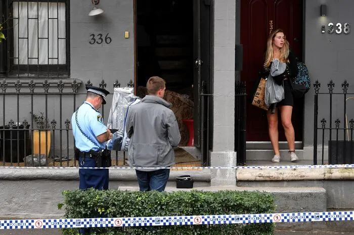 Colvin lehnte zunächst jede Erklärung zur Identität oder den Hintergründen der Festgenommenen ab. Sie hätten die australische Luftfahrtindustrie an einem der großen Flughäfen ins Visier genommen, sagte er.