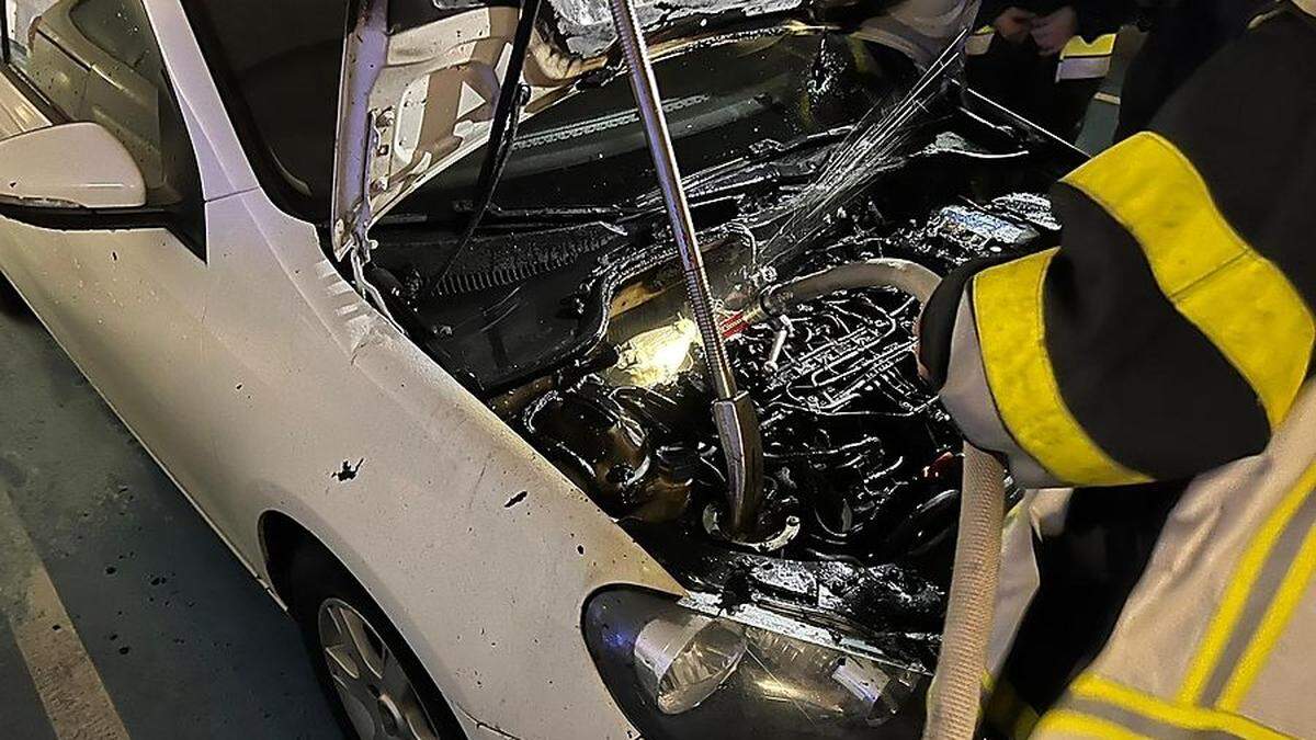 Der Brand im Fahrzeug war im Motorraum ausgebrochen - die Brandursache ist noch unbekannt