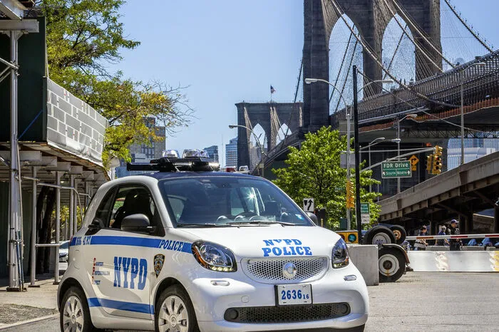 Ebenfalls entscheidend: Anders als die bisher eingesetzten dreirädrigen Motorräder besitzen die Smart eine Klimaanlage und erleichtern so den Streifenpolizisten ihren Dienst im heißen New Yorker Sommer.
