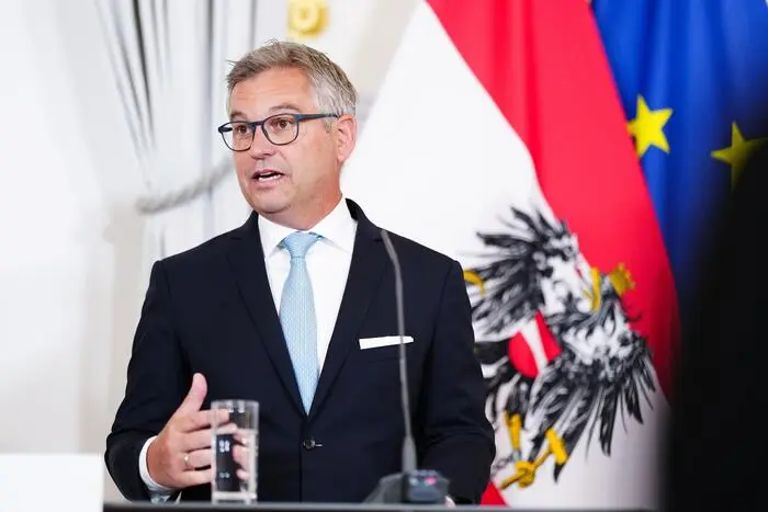 Sparsam legt es Finanzminister Magnus Brunner (ÖVP) an: „Ich freue mich Ende Juli bzw. Anfang August auf ein paar ruhige Tage mit der Familie.“ Er will auf jeden Fall mit seinen „Jungs“ Tennis spielen, vielleicht gehen sich auch ein paar Tage mit der Familie am Meer aus. 

Dort zieht es auch Familienministerin Susanne Raab (ÖVP) hin: Für sie geht es mit Ehemann und Sohn eine Woche lang nach Kroatien.