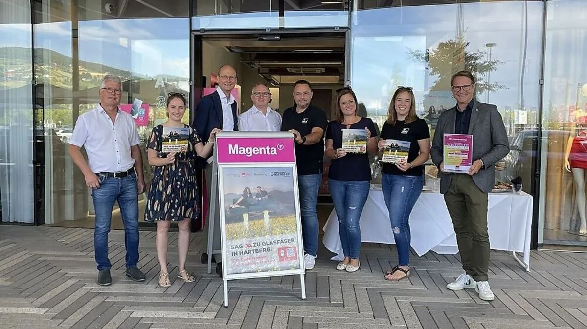 Bürgermeister Marcus Martschitsch (r.) mit Vertretern der Stadtgemeinde und Teammitgliedern von MCI HandyPartner