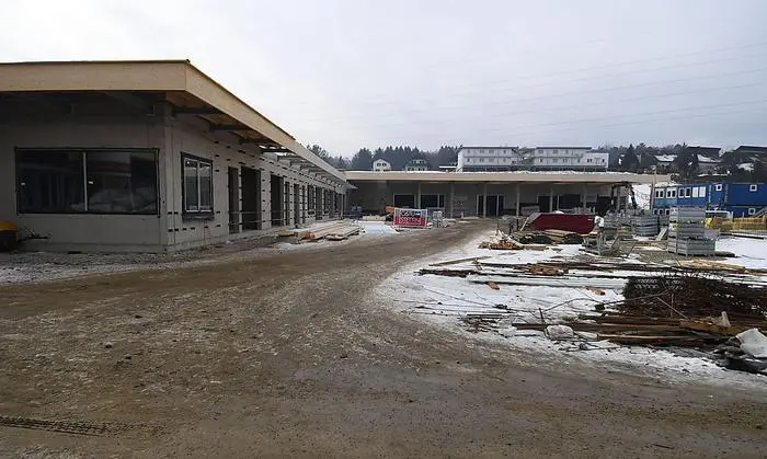 So sieht es auf der Baustelle derzeit aus: Links der Bürotrakt, daneben die beiden großen Lagerhallen