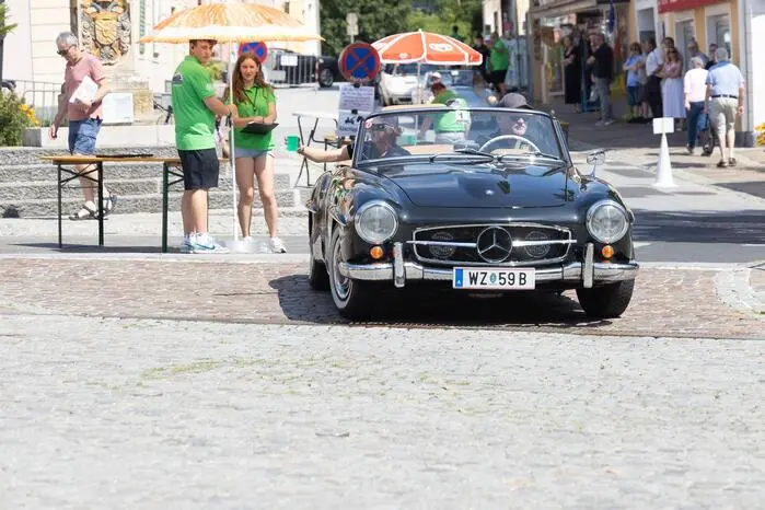 Die Weizer Oldtimer-Genuss-Tour machte mit einer Sonderprüfung Station in Hartberg.