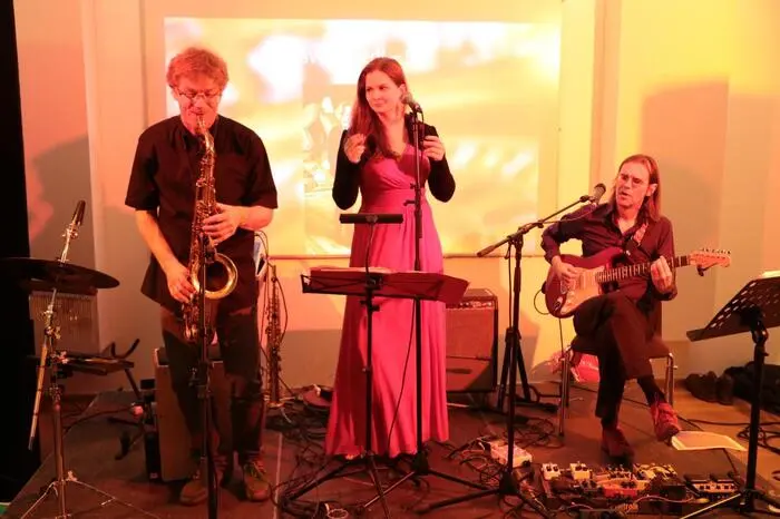 In der Jazz - Bar sorgte die Band "Trio Molly" für eine gemütliche Atmosphäre. Im Frank Stronach Saal brachte die Musikgruppe "Tonspur 6" das Publikum zum Tanzen.