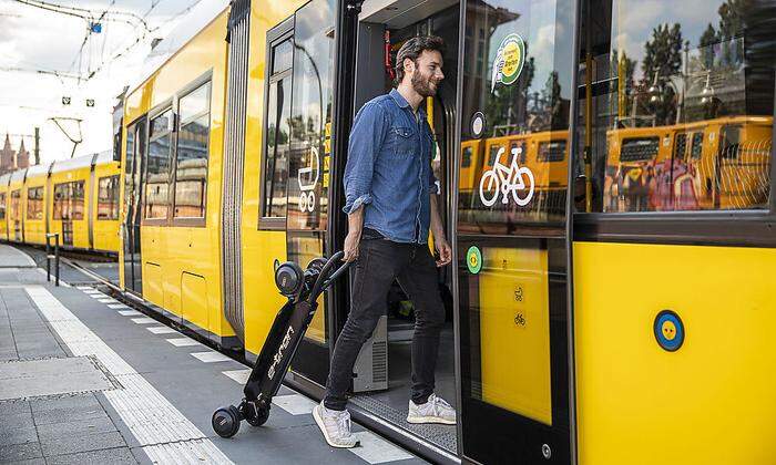 Der E-Scooter lässt sich zusammenklappen und wie ein Trolley hinterherziehen