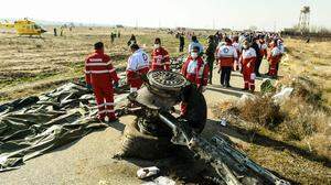 Wrackteile der abgestürzten ukrainischen Passagiermaschine auf einem Feld bei Teheran. Videos sollen den Abschuss der Boeing zeigen	